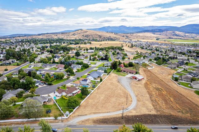 1007 S Barker Rd, Greenacres, WA 99016