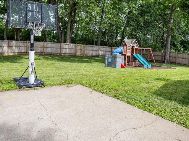 8016 Sunset Circle, Grandview, MO 64030