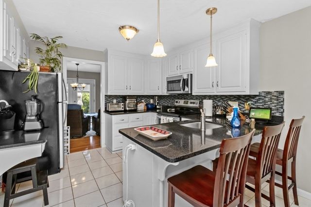 28 Pemberton St B, Walpole, MA 02081