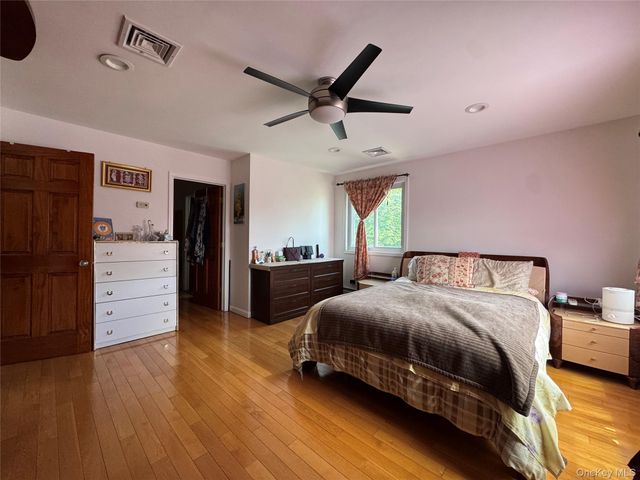 76-53 271st Street, New Hyde Park, NY 11040