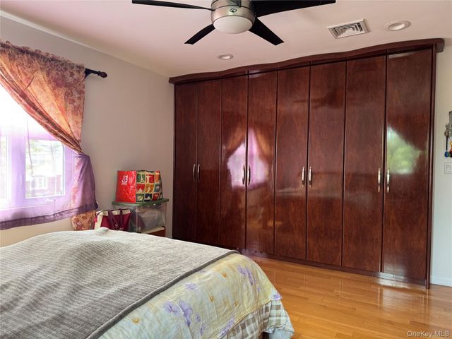 76-53 271st Street, New Hyde Park, NY 11040