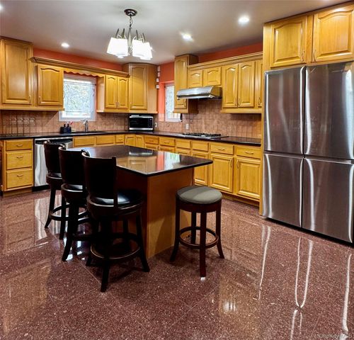 76-53 271st Street, New Hyde Park, NY 11040