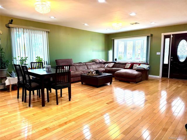 76-53 271st Street, New Hyde Park, NY 11040