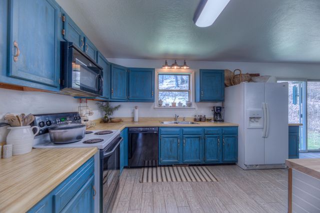 23571 S 624 Road, Wyandotte, OK 74370