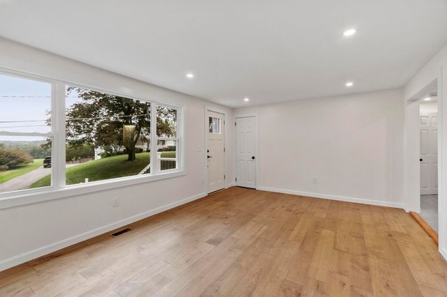 186 Pleasant St, Lunenburg, MA 01462