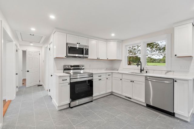 186 Pleasant St, Lunenburg, MA 01462