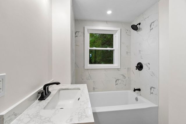 186 Pleasant St, Lunenburg, MA 01462