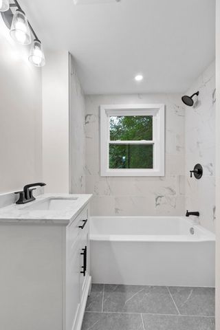 186 Pleasant St, Lunenburg, MA 01462