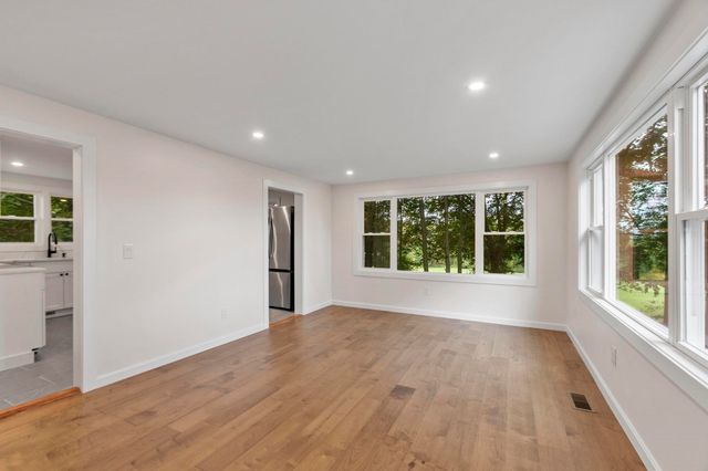 186 Pleasant St, Lunenburg, MA 01462
