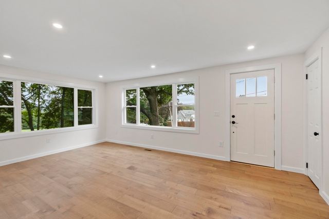 186 Pleasant St, Lunenburg, MA 01462