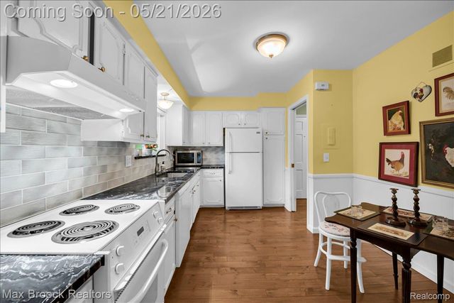 1711 Huntingwood Lane C, Bloomfield Charter Township, MI 48304
