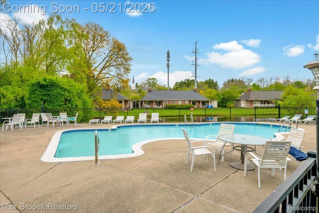 1711 Huntingwood Lane C, Bloomfield Charter Township, MI 48304