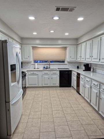 2429 16th Avenue N, Texas City, TX 77590