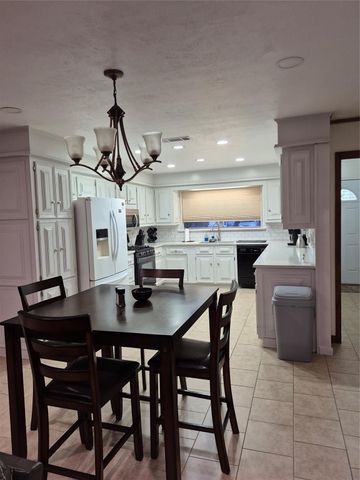 2429 16th Avenue N, Texas City, TX 77590