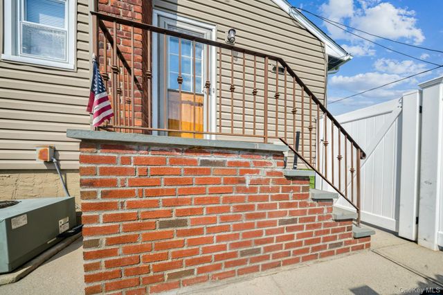 40 Elm Avenue, Farmingdale, NY 11735