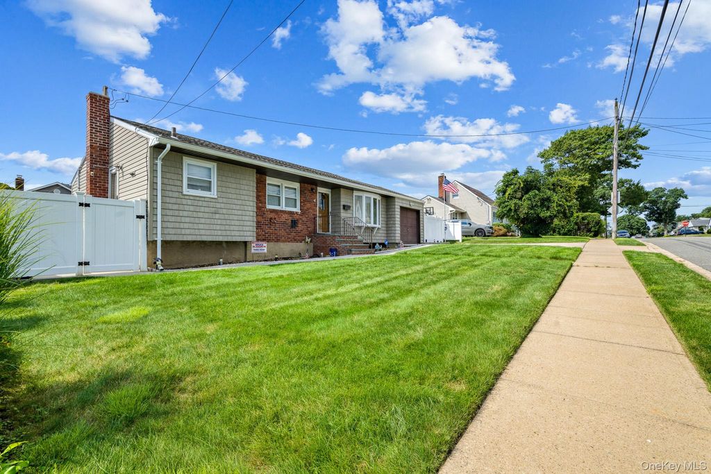40 Elm Avenue, Farmingdale, NY 11735 — photo 2