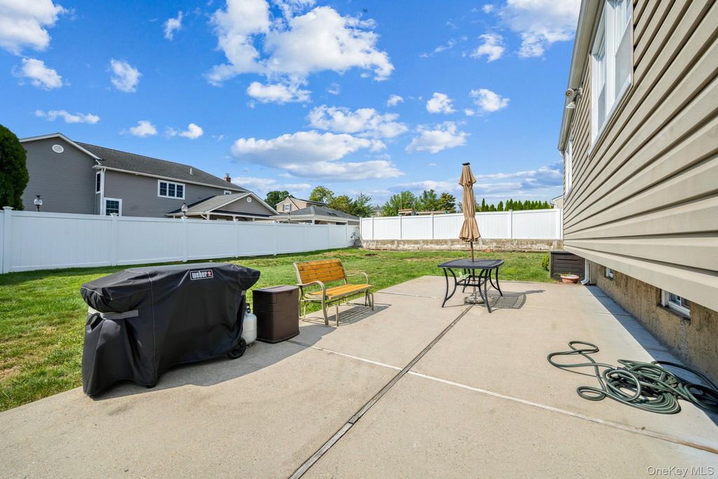 40 Elm Avenue, Farmingdale, NY 11735 — photo 5