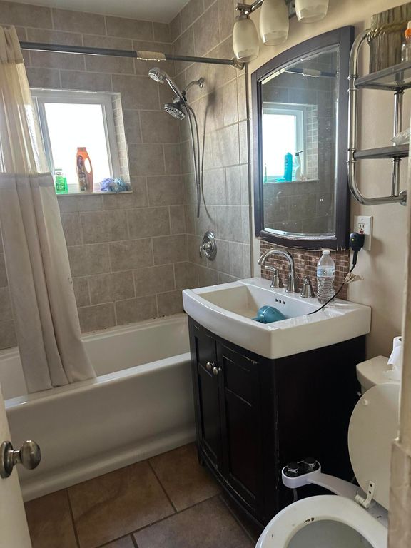 Image 3 of property listing at 328 Cardenas Drive NE, Albuquerque, NM 87108