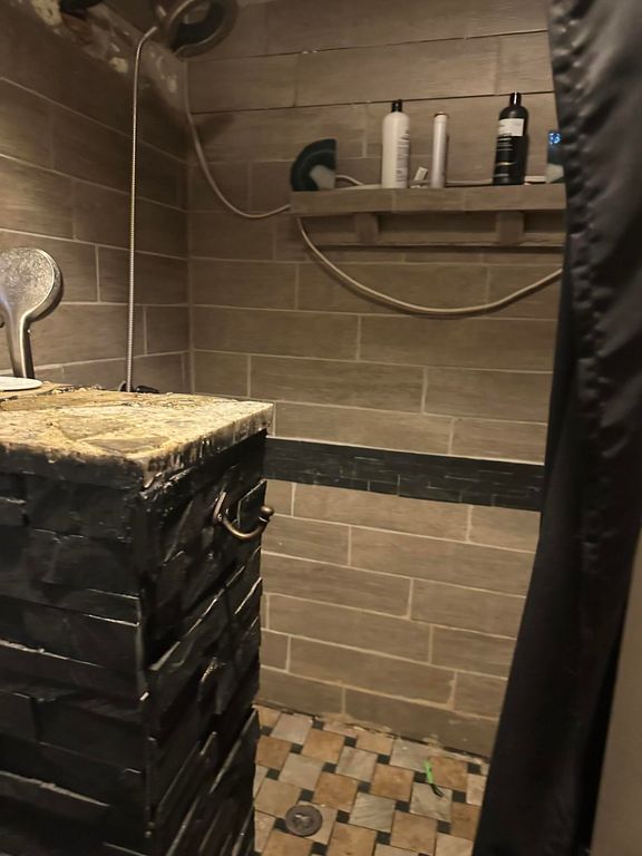 Image 5 of property listing at 328 Cardenas Drive NE, Albuquerque, NM 87108