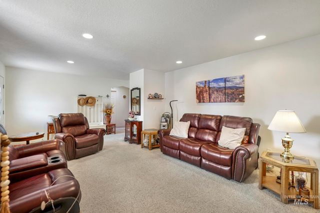 916 17th Ave E, Jerome, ID 83338