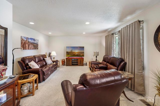 916 17th Ave E, Jerome, ID 83338