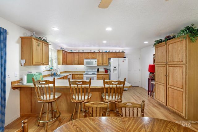 916 17th Ave E, Jerome, ID 83338