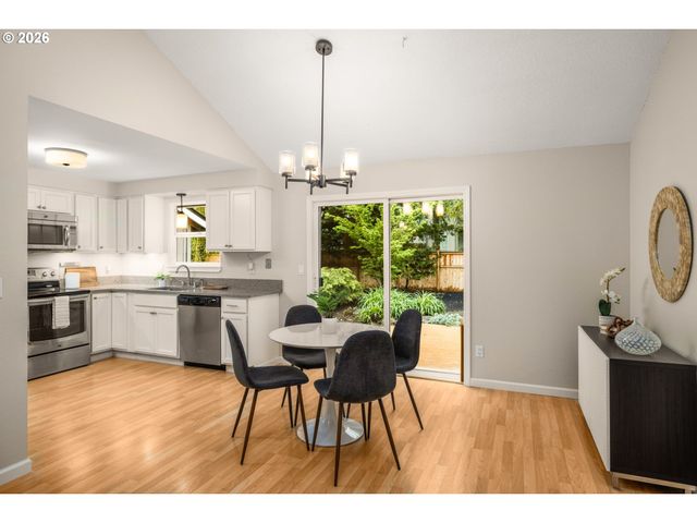 8332 Sw DAVIES Ct, Portland, OR 97223