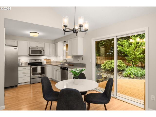 8332 Sw DAVIES Ct, Portland, OR 97223