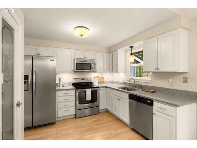 8332 Sw DAVIES Ct, Portland, OR 97223