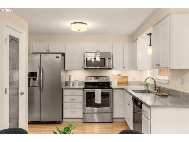 8332 Sw DAVIES Ct, Portland, OR 97223