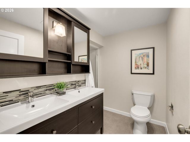 8332 Sw DAVIES Ct, Portland, OR 97223