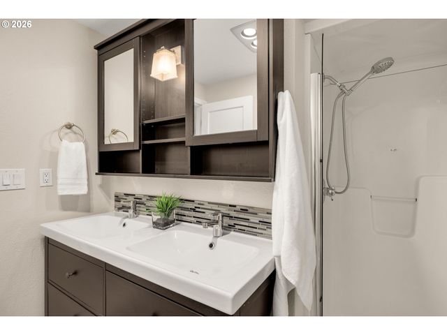 8332 Sw DAVIES Ct, Portland, OR 97223