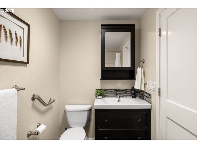 8332 Sw DAVIES Ct, Portland, OR 97223