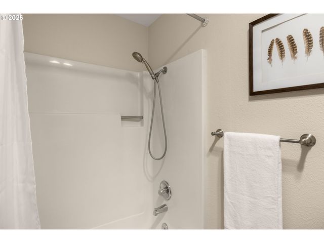 8332 Sw DAVIES Ct, Portland, OR 97223