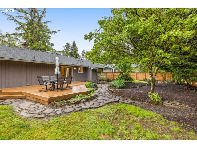 8332 Sw DAVIES Ct, Portland, OR 97223