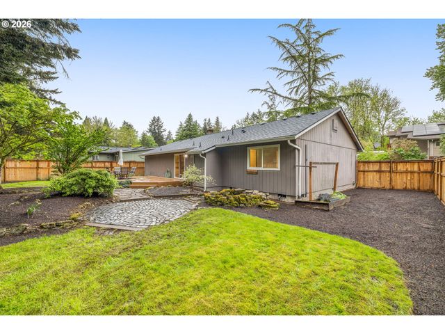 8332 Sw DAVIES Ct, Portland, OR 97223