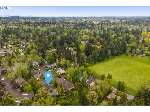 8332 Sw DAVIES Ct, Portland, OR 97223