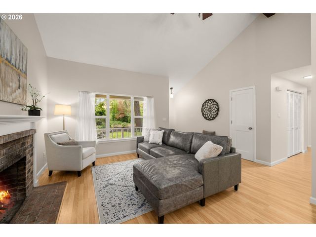 8332 Sw DAVIES Ct, Portland, OR 97223