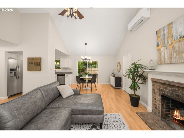 8332 Sw DAVIES Ct, Portland, OR 97223