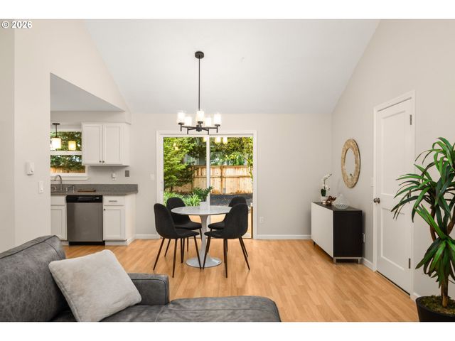 8332 Sw DAVIES Ct, Portland, OR 97223