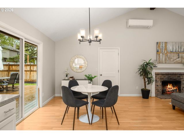 8332 Sw DAVIES Ct, Portland, OR 97223