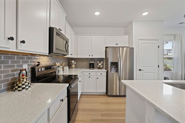 213 Oasis Dr, La Vergne, TN 37086