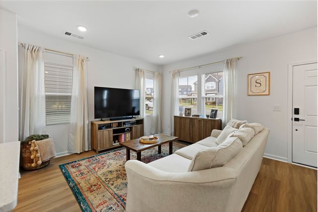 213 Oasis Dr, La Vergne, TN 37086