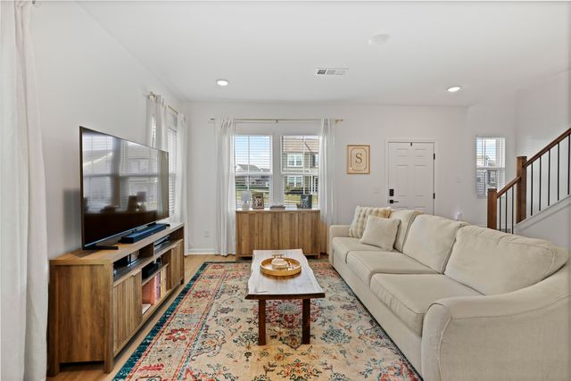 213 Oasis Dr, La Vergne, TN 37086