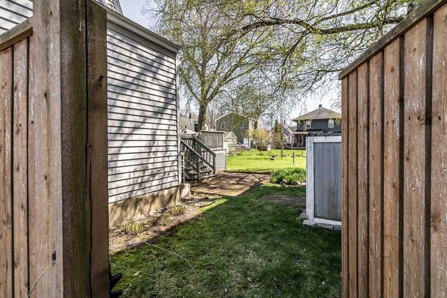 16 Market St, Lawrence, MA 01843