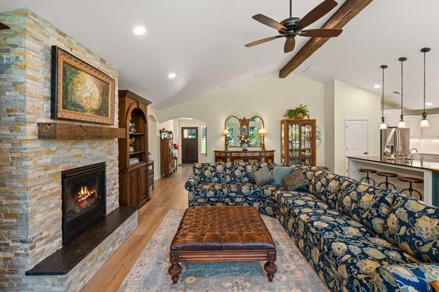 1060 Anglers Place, Shady Cove, OR 97539