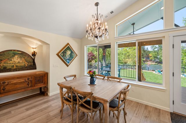 1060 Anglers Place, Shady Cove, OR 97539