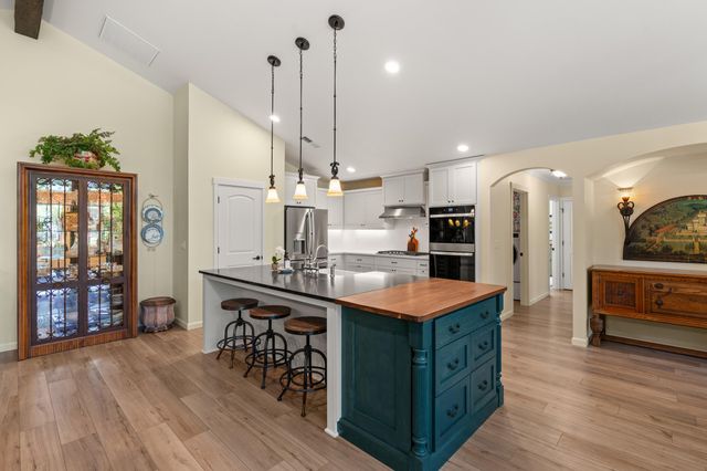 1060 Anglers Place, Shady Cove, OR 97539