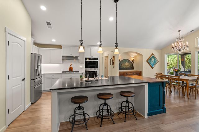 1060 Anglers Place, Shady Cove, OR 97539