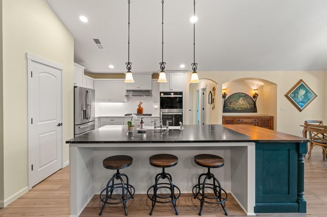 1060 Anglers Place, Shady Cove, OR 97539